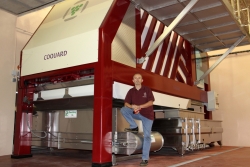 Champagne METEYER Pre & Fils - Automatic tilted plate press.